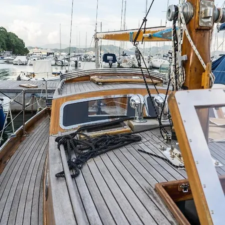 Botel Vela D'epoca Parvati By Portido *