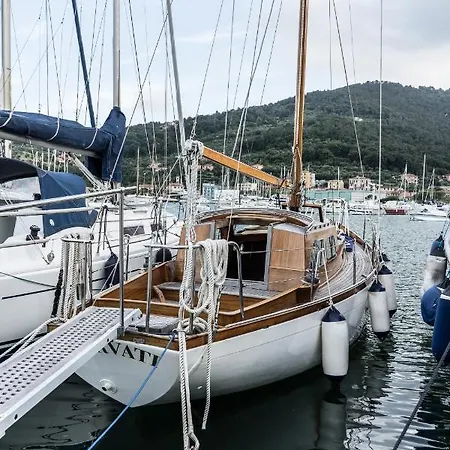 Botel Vela D'epoca Parvati By Portido *