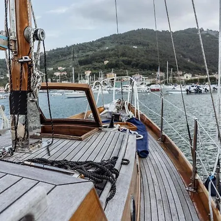 Botel Vela D'epoca Parvati By Portido
