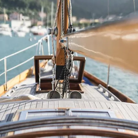 Botel Vela D'epoca Parvati By Portido *