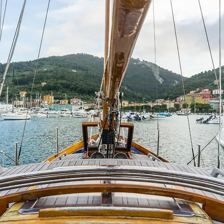 Botel Vela D'epoca Parvati By Portido *
