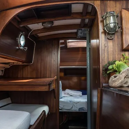 Botel Vela D'epoca Parvati By Portido *